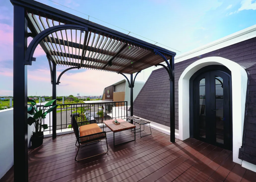 Attic Terrace — Pergola Besi, Decking Kayu, View Kawasan (Foto Real)