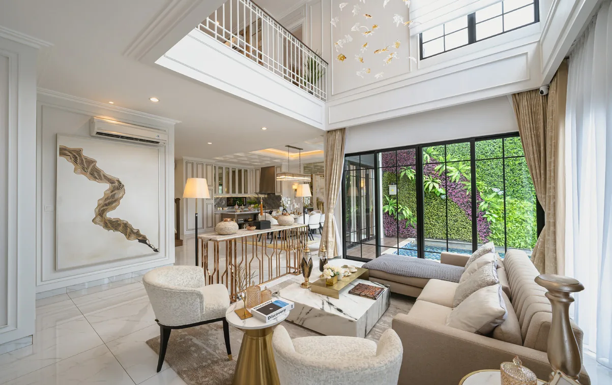 Ruang Keluarga — Double Ceiling, Sliding Door ke Green Wall (Ideas & Inspiration)