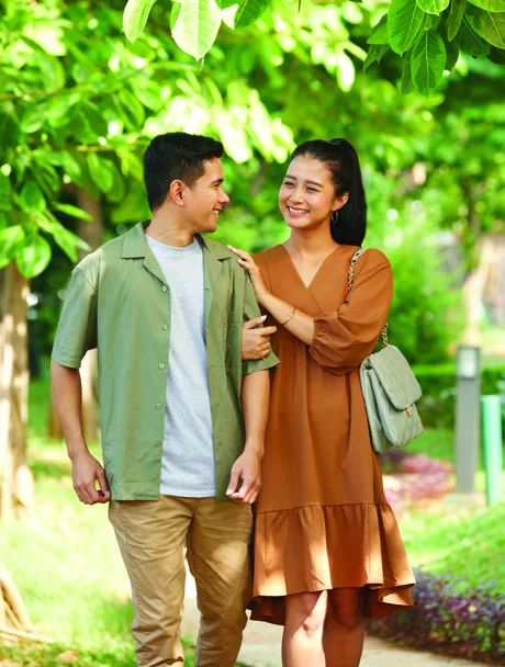 Pasangan Berjalan di Taman Hijau The Florana